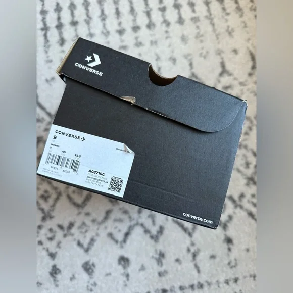 NEW IN BOX Converse Size 9 🖤 - Picture 4 of 14